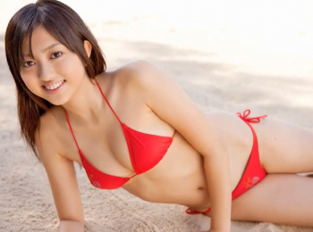 菊地亜美　美肌寸胴ボディのビキニ姿が微妙にエロいアイドル時代のお宝グラビア動画の画像
