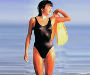 山口智子　美乳乳首がくっきりのハイレグ水着がエロすぎる美人女優のお宝グラビア動画の画像