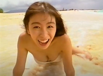 雛形あきこ　乳首が見えそうなほど露出した超絶美巨乳が作り出す谷間がエロすぎるお宝動画の画像