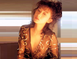 斉藤慶子　美乳乳首が完全に見えてる色気発散しまくりのヌードがエロすぎる美人女優のお宝グラビア動画の画像
