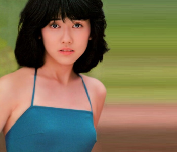 松本伊代　乳首が透けてポチってるように見える微乳の膨らみがエッチな水着グラビアお宝画像の画像