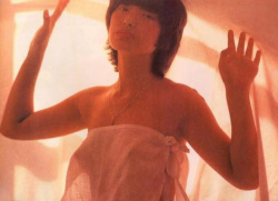 山口百恵 はっきり透けて見えてる乳首がエロすぎる伝説のアイドルの衝撃的なお宝画像の画像