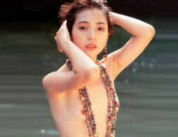 浜田朱里 ビンビンに立ってる乳首モロ出しの美微乳がエロすぎる懐かしの美人アイドルのお宝ヌード画像の画像
