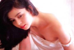 岡田奈々 乳首が見えちゃいそうな美微乳の膨らみがエロすぎる超絶清楚な美人女優のお宝画像の画像