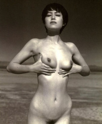 藍田美豊 乳首が立ってる美乳モロ出しヘアヌードがエロい元少女隊のお宝画像の画像