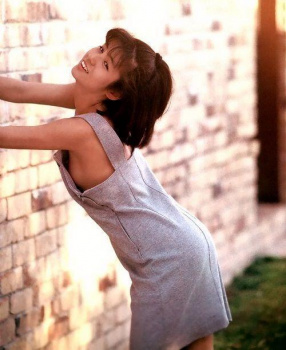 佐野量子　ノーブラで露出しすぎの美微乳がエッチな超絶かわいい懐かしのアイドルのお宝画像の画像