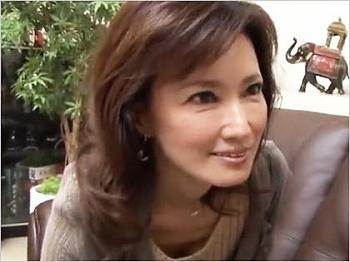五十路の美魔女ママ・山河ほたるが息子に欲情！我慢できず、チンコをしゃぶりまくるの画像