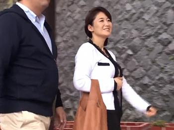 【おばさん】嫁と両親と温泉旅行　酔っぱらった義母を介抱しながら触りまくる『何してるの!!』と素にもどるがヤッちゃうの画像