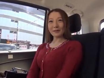 【素人妻】三十路美人妻がAV出演を決め、待ち合わせて会ったプロの男優に抱かれてイきまくる?の画像
