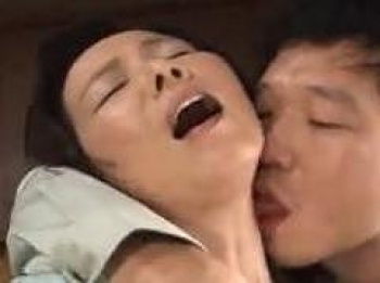 ＞輪姦され犯される熟女。力尽くでの鬼畜なまでの性交の画像