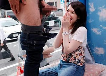 【人妻ナンパ×MM号】お子さんがいるママはセックスレスで欲求不満？夫が近くで見てるのにデカマラに見惚れてしまうｗの画像