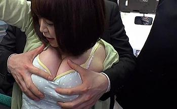 巨乳エロボディがまるわかりな薄着人妻の性交誘惑に爆勃起したチ〇ポ突撃の画像
