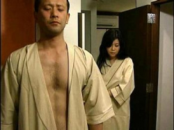 【電車】人妻が密かに抱く痴漢への欲望、ホテルでの密会で快楽に溺れ声を抑えられない夜の画像
