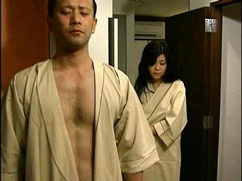 【電車】人妻が密かに抱く痴漢への欲望、ホテルでの密会で快楽に溺れ声を抑えられない夜の画像