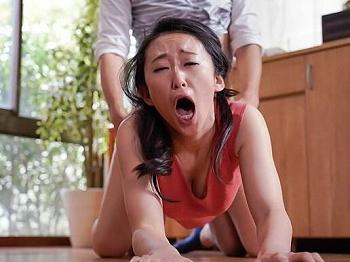 【人妻レイプ】欲求不満でオナニーするエロ巨乳美熟女が隣人に覗き見されて…自宅で凌辱強姦されて巨根デカチンに寝取り不倫堕ちの画像