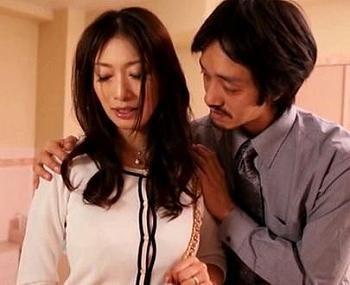 ［H］ペニスが奥深くまで侵入してくる快感に恍惚としてしまい満足イキしてしまう主婦の画像