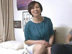 【連れ込み】五十路素人奥さんが若い男の自宅にナンパお持ち帰り?淫乱ビッチ浮気妻がエロ不倫SEXする姿を盗撮隠し撮り?の画像