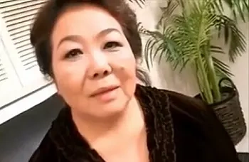 【成熟ハードポルノ】「激エロ注意」位室で欲求不満ないやらしい淫乱ぽっちゃりボディ人妻熟女と寝取られ初撮りデビューセックスの画像