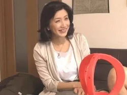 【連れ込み】若い男の自宅にナンパお持ち帰りされた50代美魔女熟女人妻を盗撮隠し撮り！巨根デカチンでエロエロ不倫セックス！の画像