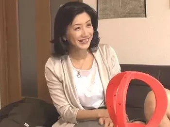 【連れ込み】若い男の自宅にナンパお持ち帰りされた50代美魔女熟女人妻を盗撮隠し撮り！巨根デカチンでエロエロ不倫セックス！の画像
