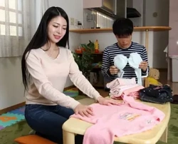 《ベロチュー巨乳》綺麗な主婦が膨らむチンチンを弄り回したっぷりザーメン搾り取ってあげると挿入を誘うの画像