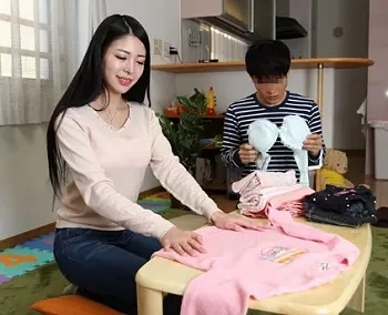 《ベロチュー巨乳》綺麗な主婦が膨らむチンチンを弄り回したっぷりザーメン搾り取ってあげると挿入を誘うの画像