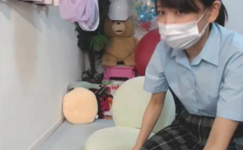 年齢不詳の制服女子がお着替えでおっぱいマンコがチラ見えライブの画像