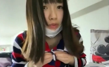 学生のような幼い顔した童顔娘がオマンコ接写で丸見えオナニーライブの画像