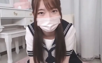 制服来たキレイ系の美少女が全裸になってオマンコ開いて見せるエロライブの画像