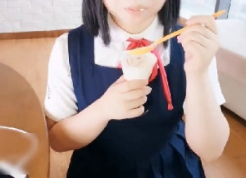 【JK・無】 デザート食うだけかと思いきや、下の口からも●●を食う動画へと発展！の画像