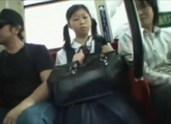 これは悲惨！バスの乗客全員にヤられる、おぼこい女子学生さん。の画像