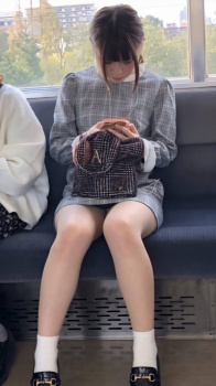 ちょ～～～向かいの席でスマホに夢中でおパンチラしてますわｗｗの画像