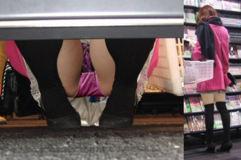 棚の下からパンチラ満開の楽園を発見！Ｍ字開脚パンチラが見放題ｗｗの画像