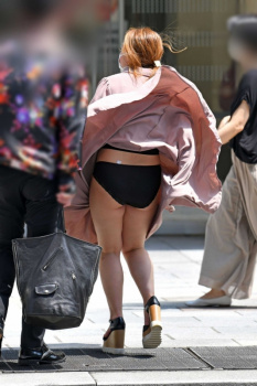 わぁお～豪快な風パンチラ！の画像