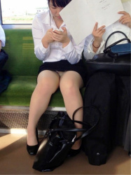 電車でパンチラを見る方法がコチラｗｗの画像