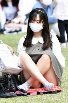 日向ぼっこしながらパンチラ見れる素晴らしい場所を見つけたんだの画像