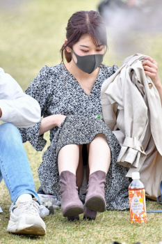 【愕然】公園で散歩→→→→パンチラしてるまんさん多すぎでワロタｗｗｗｗｗｗの画像