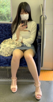 【うるとらパンチラ】向かいのまんさんずっとパンチラしてるんで動けなくて困ってるんだがｗｗｗｗｗｗの画像