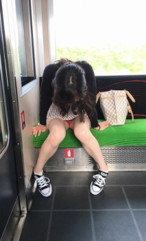 どうする？このままパンチラまんさん観察するかor目的の駅で降りるかｗｗｗｗｗｗｗｗｗｗｗｗｗｗの画像