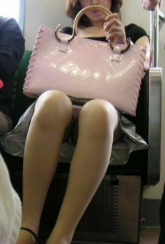 キタキタｗ向かいの席のまんさん、パンチラするぞ～ｗほらｗパンチラした！ｗｗｗｗｗｗｗｗｗｗの画像