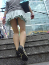 【パンチラ】階段でミニスカまんさん昇ってるｗワイ氏はかがんで低姿勢ｗｗパンチラ万歳ｗｗｗｗｗｗｗｗｗの画像