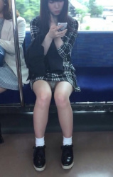 スカートの女さん、電車に揺られてパンツがチ～ラチラｗｗｗｗｗｗｗｗｗｗｗｗｗｗｗの画像