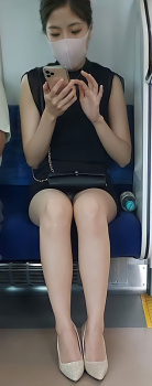 電車で悩んでるワイ氏ｗこのままパンチラまんさん見続けるかｗいつもの駅で降りるかｗｗｗｗｗｗｗｗｗｗｗｗｗｗの画像