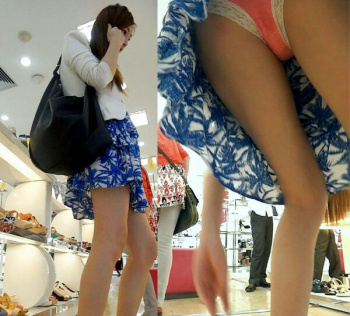 【*パンチラ*】プルプルする手を必死に押さえて撮影成功した逆さ撮りパンチラのシコリティーがやばいｗｗｗｗの画像