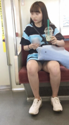 電車でお疲れ女さんがパンチラしてるんだがｗｗｗｗｗｗｗｗｗｗｗの画像