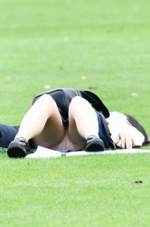 芝生の上って気持ち良いから寝転んじゃおｗハイハイパンチラありがとうございますｗｗｗｗｗの画像