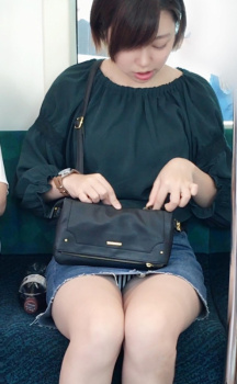 どうしようｗ次の駅で降りたいけど向かいの席でパンチラしているから降りれんワイがいるｗｗｗｗｗｗｗｗｗｗｗの画像