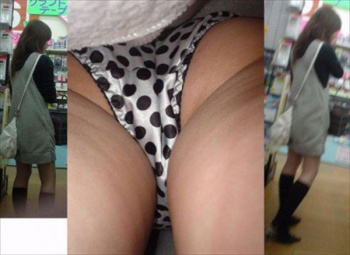 逆さ撮りの瞬間ｗパンツのシワがよく見えますｗｗｗｗｗｗｗｗの画像