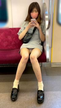 電車が新たなパンチラスポットの任命されたらしいｗ知らんけどｗｗｗｗｗｗｗｗの画像
