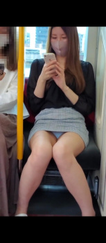 向かいの席でパンツがチラチラと見えてるんですけどｗｗｗｗｗｗｗｗｗｗｗの画像